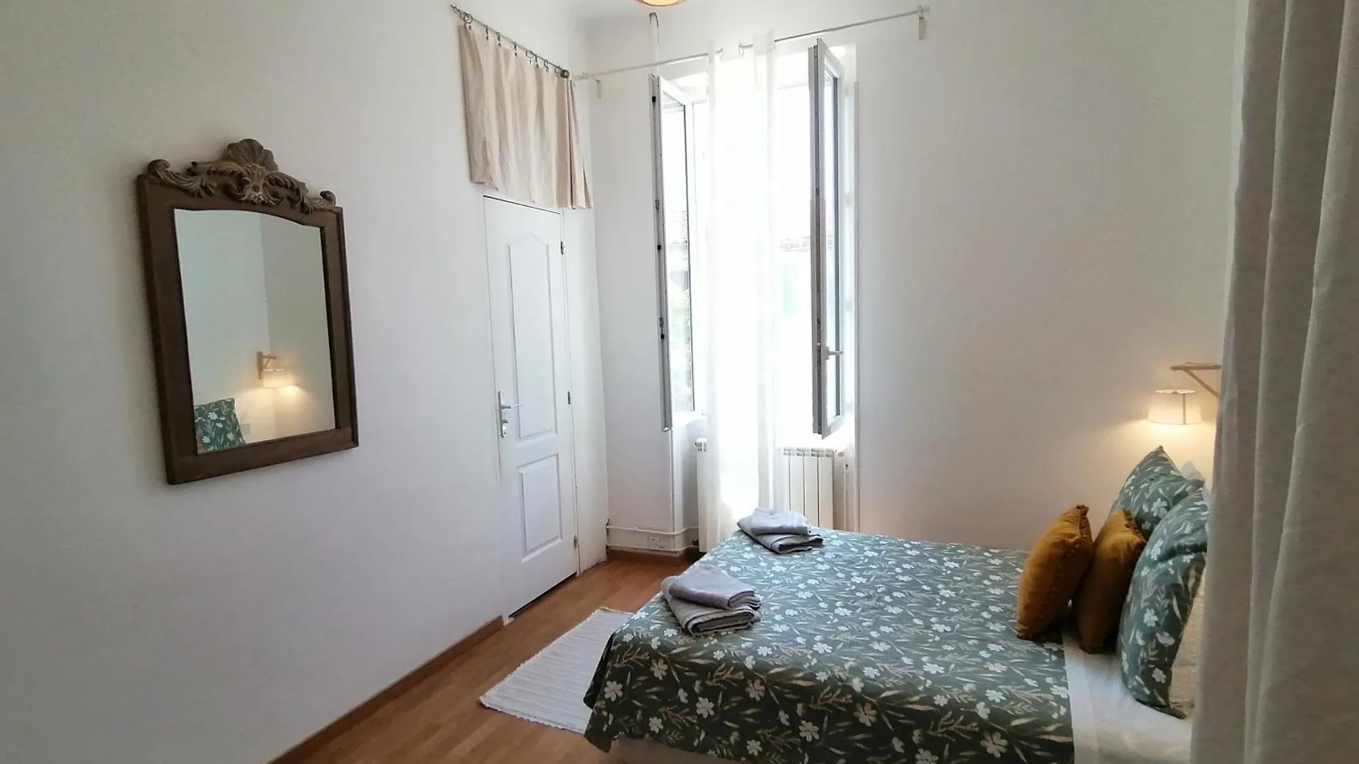 Holiday home Jolie Maison Avec Terrasse Au Centre-Ville D'Arles France