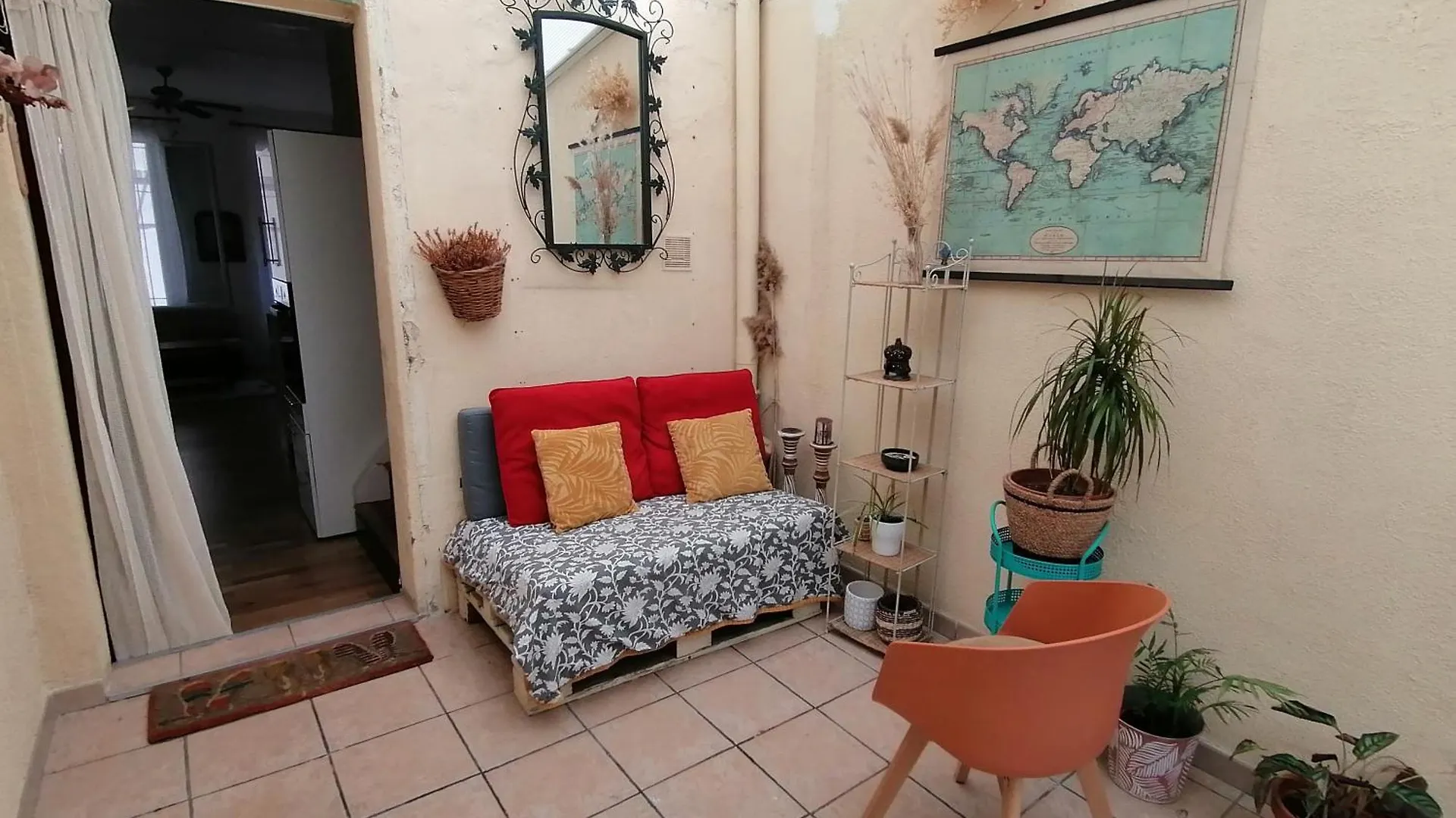 Holiday home Jolie Maison Avec Terrasse Au Centre-Ville D'Arles